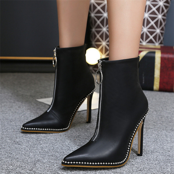 Υψηλής ποιότητας δερμάτινα ψηλά τακούνια και λαμπερά μαργαριτάρια