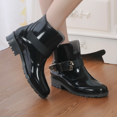 Κομψές γυναικείες μπότες με χοντρά πέλματα σε μαύρο χρώμα και μπορντό