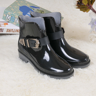 Стилни дамски боти с груба подметка в черен цвят и бордо