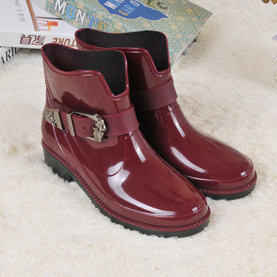 Стилни дамски боти с груба подметка в черен цвят и бордо