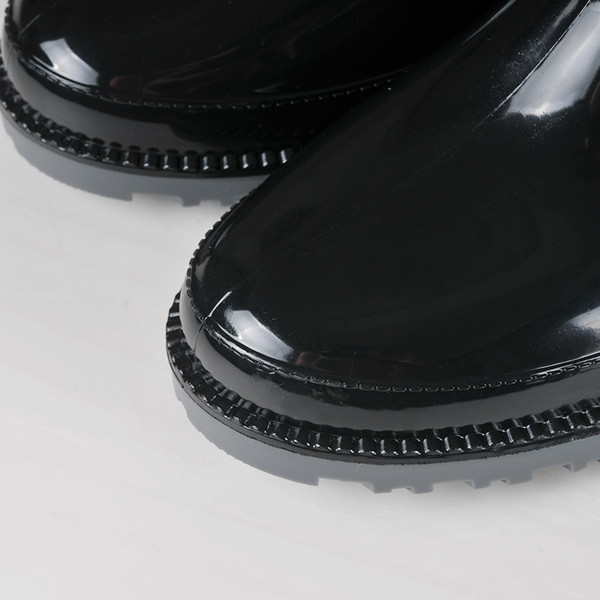 Стилни дамски боти с груба подметка в черен цвят и бордо