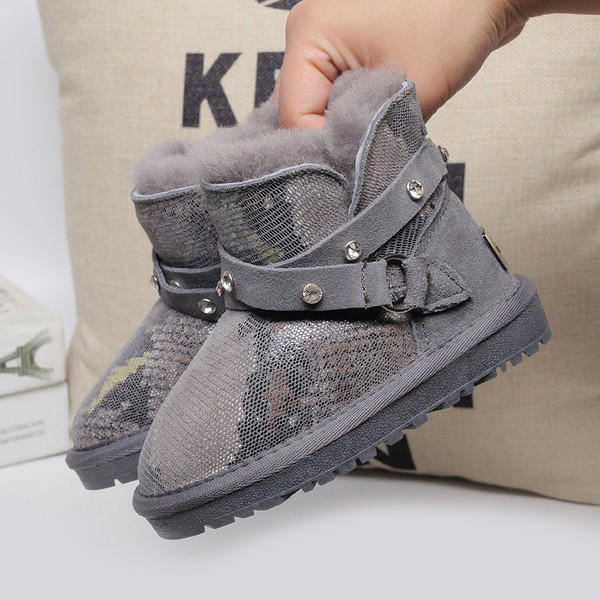 Κομψές μπότες μωρών - πολύ ζεστές, σε δύο σχέδια και διαφορετικά χρώματα