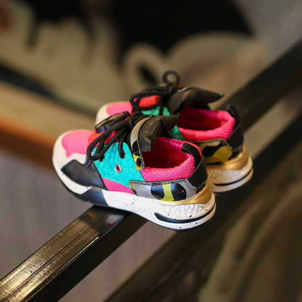Παιδικά παπούτσια για κορίτσια και αγόρια σε τρεις αποχρώσεις