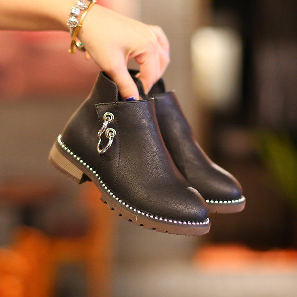 Κομψά παιδικά μπότες για κορίτσια με σκληρή σόλα με μεταλλική διακόσμηση