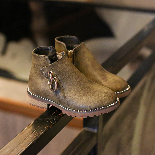 Κομψά παιδικά μπότες για κορίτσια με σκληρή σόλα με μεταλλική διακόσμηση