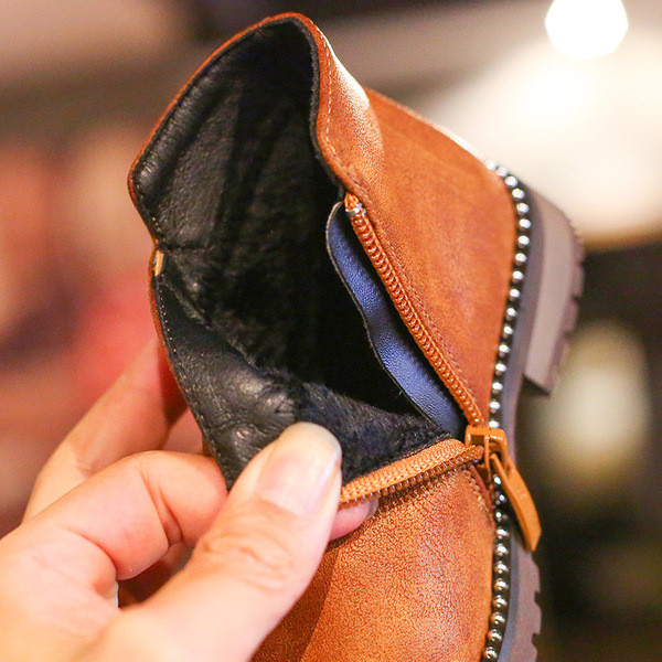 Κομψά παιδικά μπότες για κορίτσια με σκληρή σόλα με μεταλλική διακόσμηση