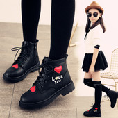 Стилни детски кубинки в червен и черен цвят с надпис