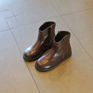 Παιδικές μπότες για κορίτσια σε απλό μοντέλο με επίπεδη σόλα