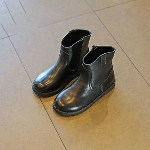 Παιδικές μπότες για κορίτσια σε απλό μοντέλο με επίπεδη σόλα