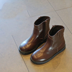 Παιδικές μπότες για κορίτσια σε απλό μοντέλο με επίπεδη σόλα