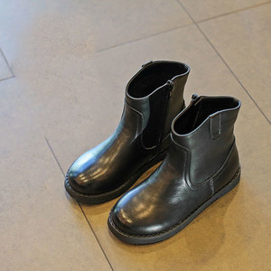 Παιδικές μπότες για κορίτσια σε απλό μοντέλο με επίπεδη σόλα