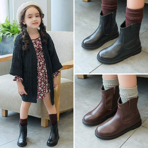 Παιδικές μπότες για κορίτσια σε απλό μοντέλο με επίπεδη σόλα