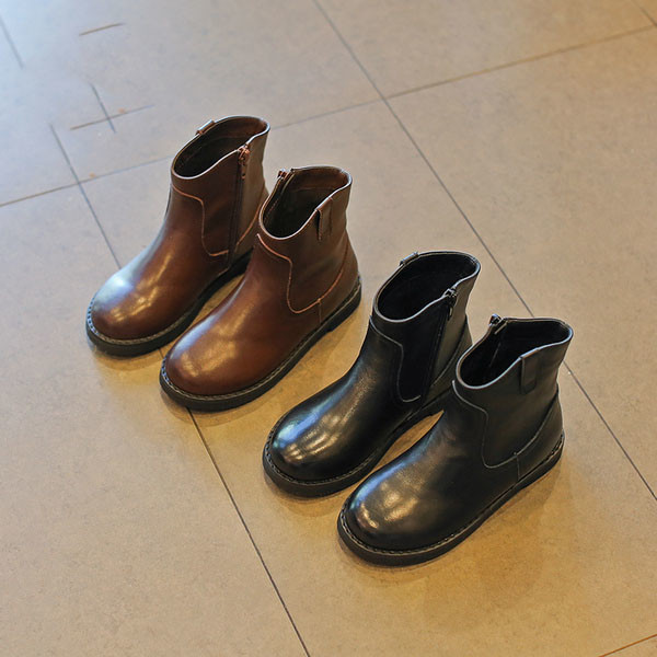 Παιδικές μπότες για κορίτσια σε απλό μοντέλο με επίπεδη σόλα