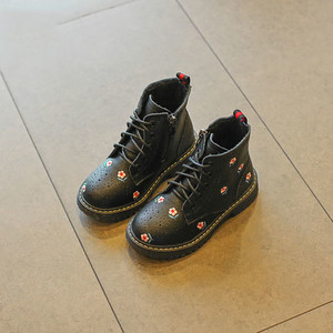 Σύγχρονες μπότες μωρών με δίχρωμο κέντημα με σκληρή σόλα