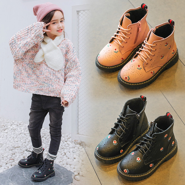 Σύγχρονες μπότες μωρών με δίχρωμο κέντημα με σκληρή σόλα