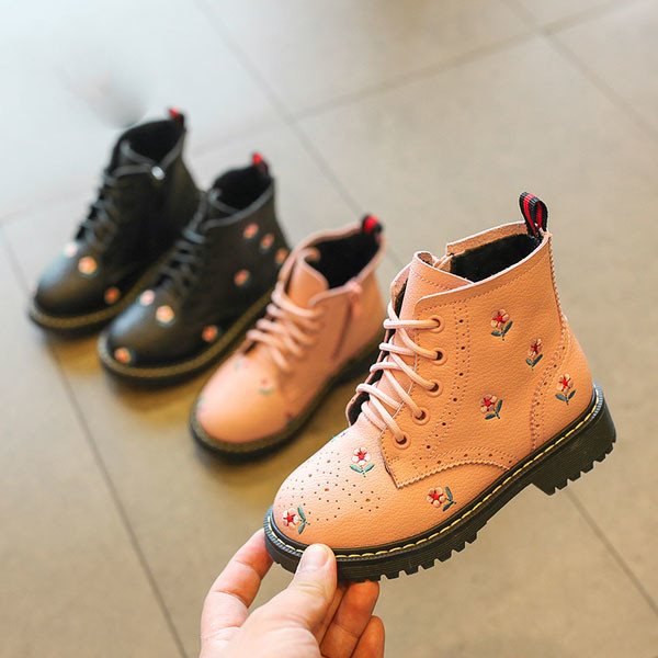 Σύγχρονες μπότες μωρών με δίχρωμο κέντημα με σκληρή σόλα