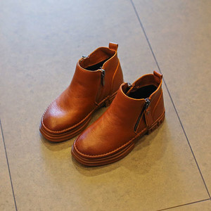 Παιδικά μπότες για κορίτσια σε καφέ, μαύρο και κόκκινο χρώμα με επίπεδη σόλα