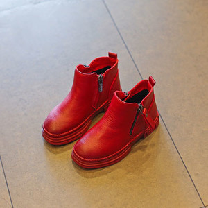 Παιδικά μπότες για κορίτσια σε καφέ, μαύρο και κόκκινο χρώμα με επίπεδη σόλα