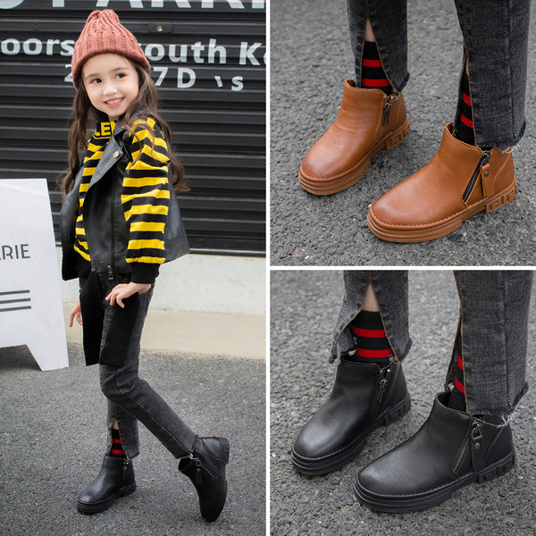 Παιδικά μπότες για κορίτσια σε καφέ, μαύρο και κόκκινο χρώμα με επίπεδη σόλα