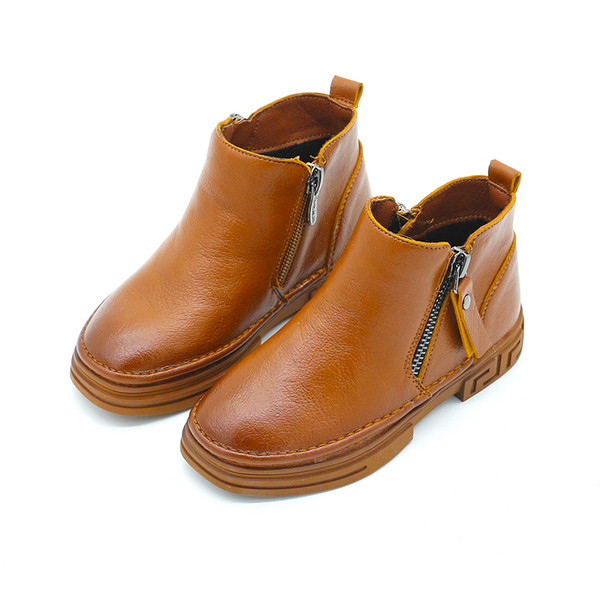 Παιδικά μπότες για κορίτσια σε καφέ, μαύρο και κόκκινο χρώμα με επίπεδη σόλα