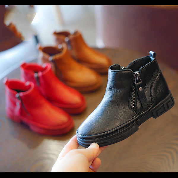 Παιδικά μπότες για κορίτσια σε καφέ, μαύρο και κόκκινο χρώμα με επίπεδη σόλα