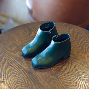 Κομψές μπότες για κορίτσια - στρογγυλεμένες και με ρεύμα