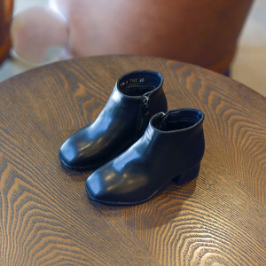 Κομψές μπότες για κορίτσια - στρογγυλεμένες και με ρεύμα