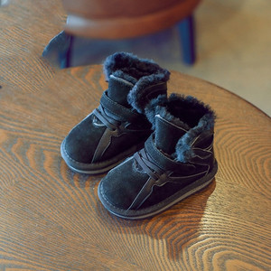 Αθλητικές παιδικές μπότες για κορίτσια σε τρία χρώματα με φτερά σε μπαλώματα