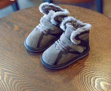 Αθλητικές παιδικές μπότες για κορίτσια σε τρία χρώματα με φτερά σε μπαλώματα