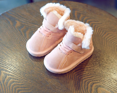 Αθλητικές παιδικές μπότες για κορίτσια σε τρία χρώματα με φτερά σε μπαλώματα