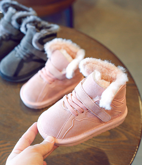 Αθλητικές παιδικές μπότες για κορίτσια σε τρία χρώματα με φτερά σε μπαλώματα