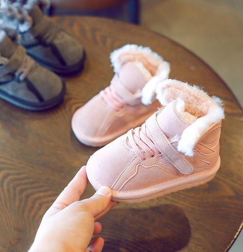 Αθλητικές παιδικές μπότες για κορίτσια σε τρία χρώματα με φτερά σε μπαλώματα