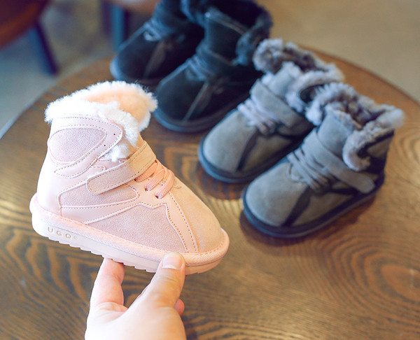 Αθλητικές παιδικές μπότες για κορίτσια σε τρία χρώματα με φτερά σε μπαλώματα