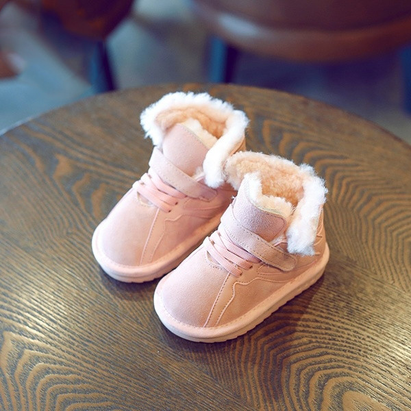 Αθλητικές παιδικές μπότες για κορίτσια σε τρία χρώματα με φτερά σε μπαλώματα