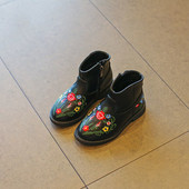 Μοντέρνα μπότες για κορίτσια με φυτική διακόσμηση