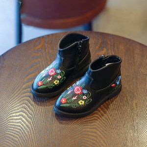 Μοντέρνα μπότες για κορίτσια με φυτική διακόσμηση