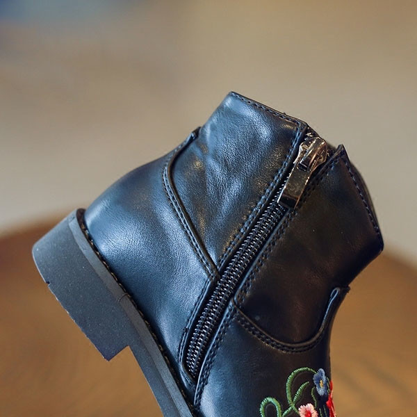 Μοντέρνα μπότες για κορίτσια με φυτική διακόσμηση