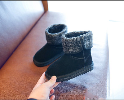 Ζεστές μπότες για κορίτσια με επίπεδη πέλμα σε μπεζ και μαύρο χρώμα