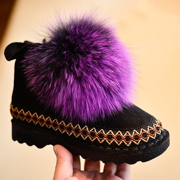 Κομψές μπότες για κορίτσια σε δύο χαριτωμένα χρώματα