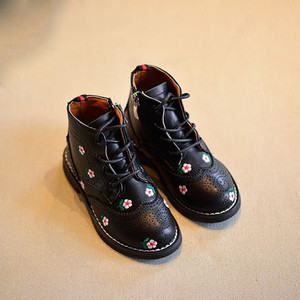 Σύγχρονη μωρό κουβανέζικο για τα κορίτσια σε δύο χρώματα με λουλούδια κεντήματα