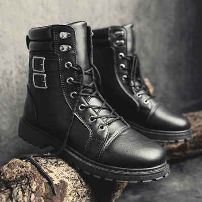 Κύβοι ανδρών σε μαύρο χρώμα με γραβάτες και ιμάντες