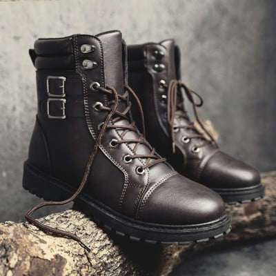 Κύβοι ανδρών σε μαύρο χρώμα με γραβάτες και ιμάντες