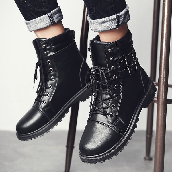 Κύβοι ανδρών σε μαύρο χρώμα με γραβάτες και ιμάντες