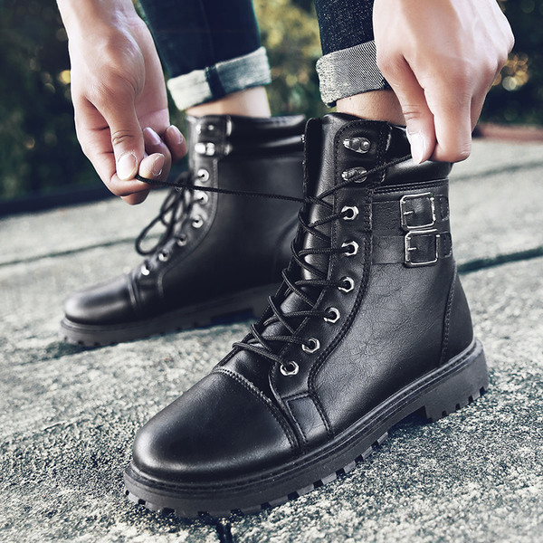 Κύβοι ανδρών σε μαύρο χρώμα με γραβάτες και ιμάντες