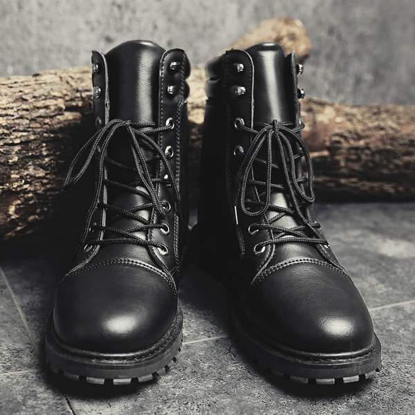 Κύβοι ανδρών σε μαύρο χρώμα με γραβάτες και ιμάντες