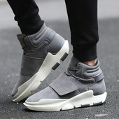 Αθλητικά κομψά αθλητικά πάνινα παπούτσια ανδρών και κάλτσες