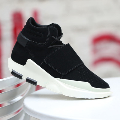 Αθλητικά κομψά αθλητικά πάνινα παπούτσια ανδρών και κάλτσες