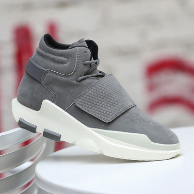 Αθλητικά κομψά αθλητικά πάνινα παπούτσια ανδρών και κάλτσες