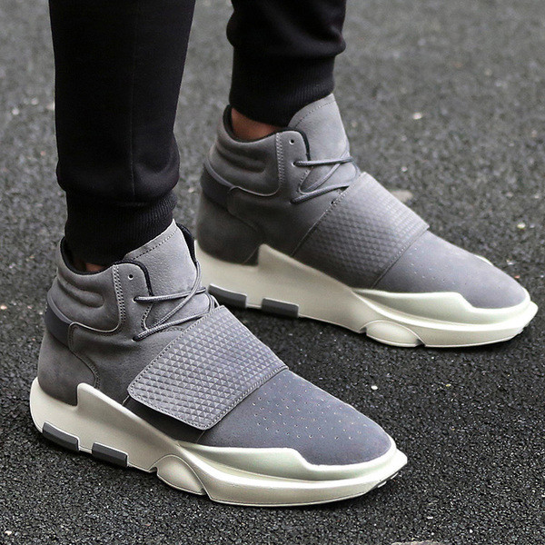 Αθλητικά κομψά αθλητικά πάνινα παπούτσια ανδρών και κάλτσες