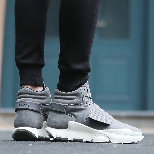 Αθλητικά κομψά αθλητικά πάνινα παπούτσια ανδρών και κάλτσες